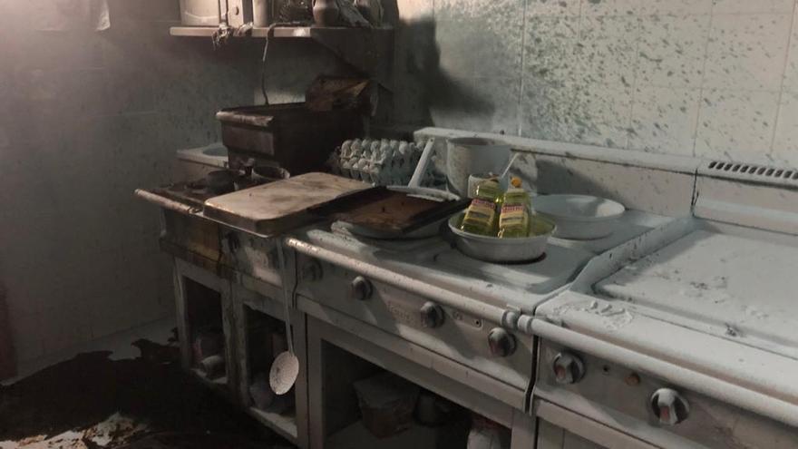 Estado en el que quedó la cocina de un hotel de Playa Blanca tras incendiarse la freidora.