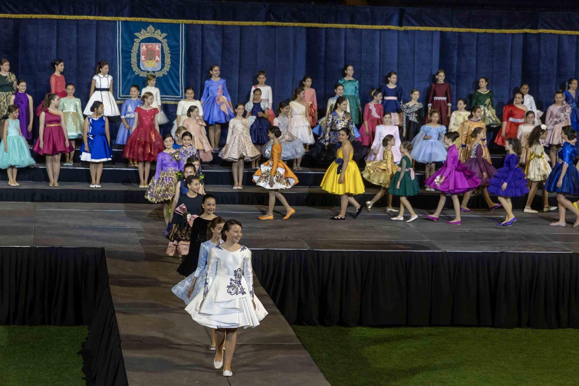 Las candidatas infantiles a Bellea del Foc 2025 desfilan en el Rico Pérez en la tradicional gala