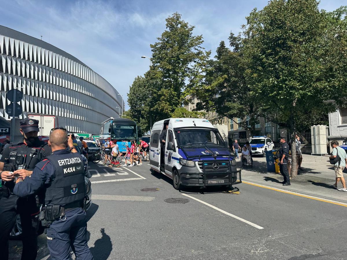 El autobús del Israel llega el miércoles al estadio de San Mamés escoltado por la policía vasca.