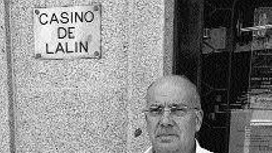 Manuel Fernández Barros, ante el Casino de Lalín. / bernabé/GUTIER