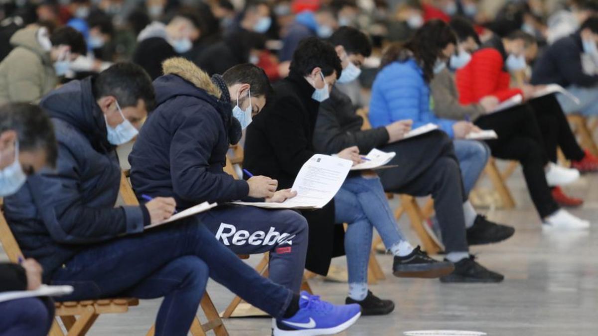 La Xunta acelera la desescalada con más aforos y regula las oposiciones del COVID