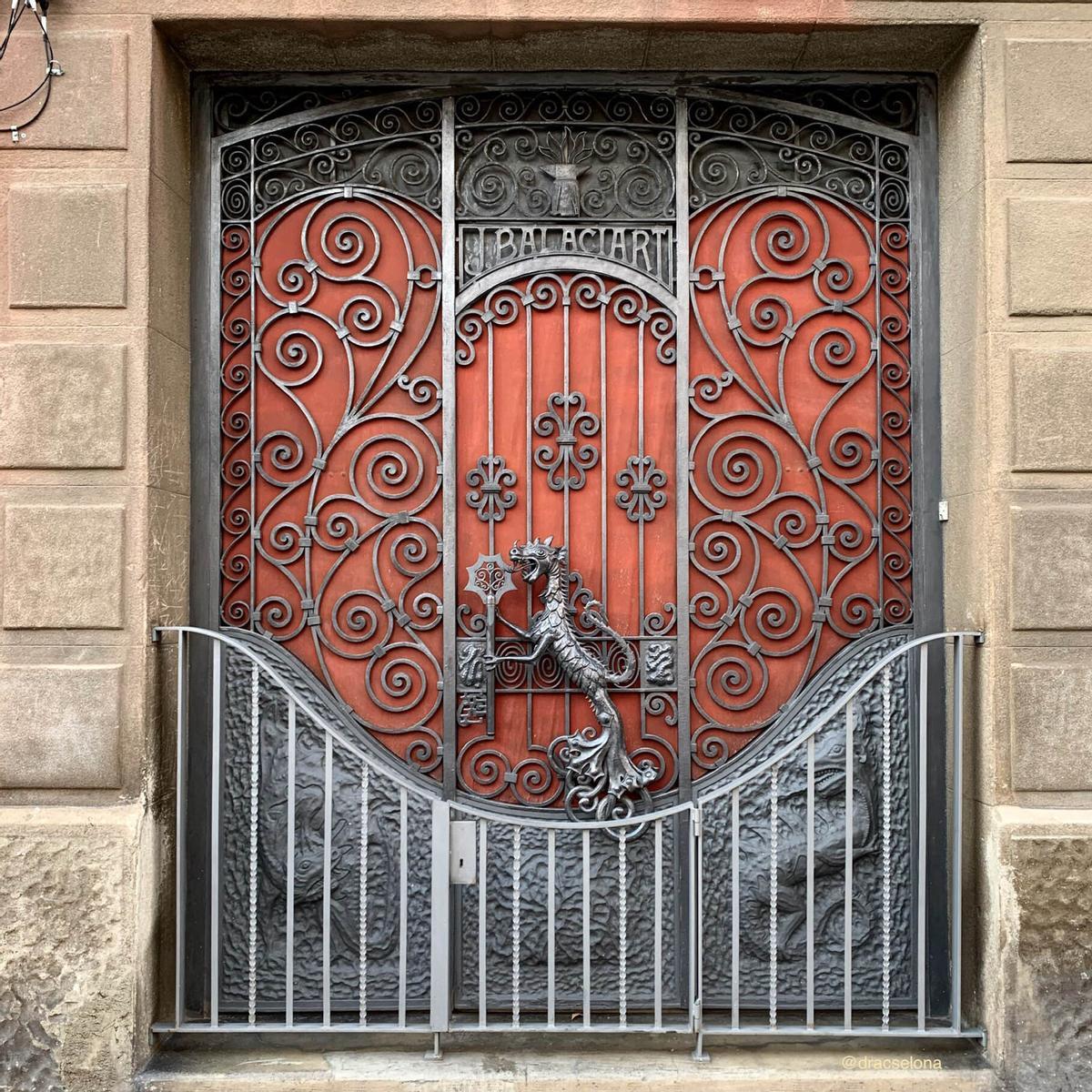 Puerta con garras en Pi i Margall, 55.