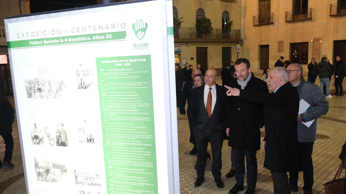 Miguel Ors explica uno de los murales dedicado a los años de la república