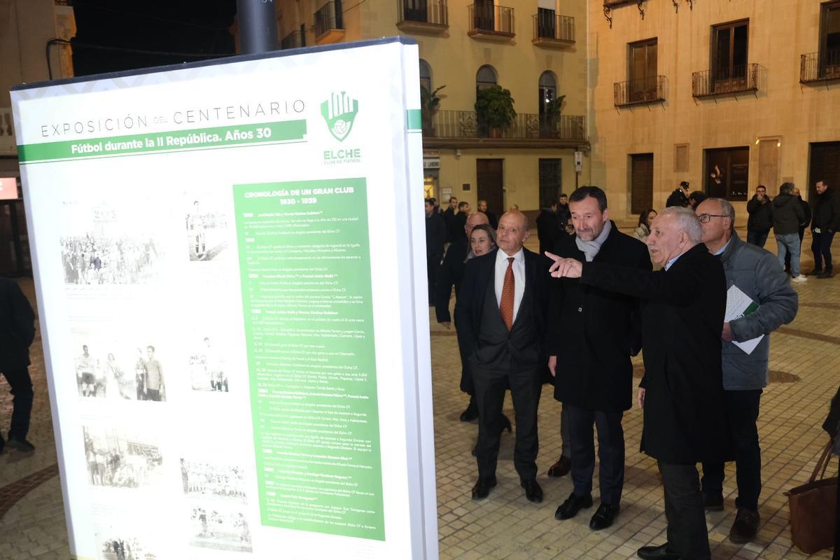 Miguel Ors explica uno de los murales dedicado a los años de la república