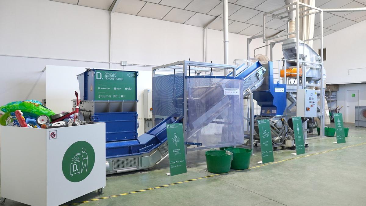Pruebas con materiales en la planta piloto de reciclaje de juguete, textil y calzado, financiada por IVACE+I.