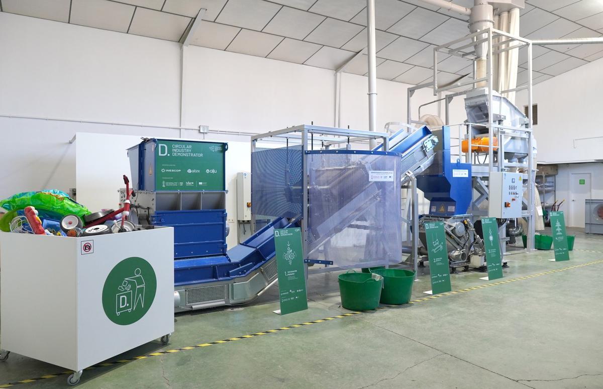 Pruebas con materiales en la planta piloto de reciclaje de juguete, textil y calzado, financiada por IVACE+I.
