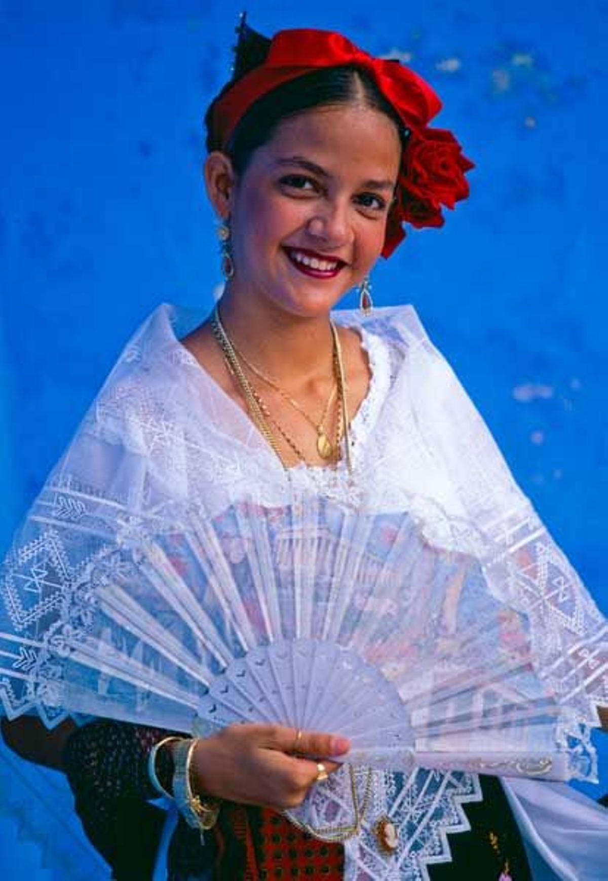 El traje regional femenino recoge influencias andaluzas y valencianas