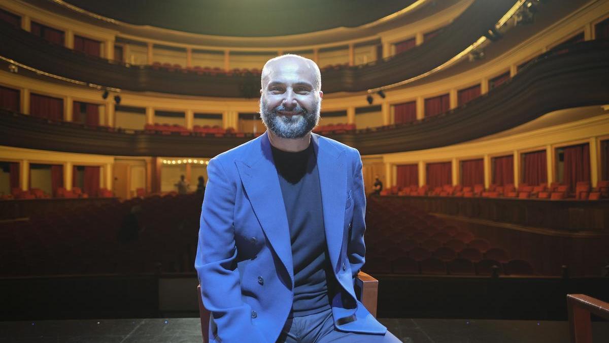 El tenor Roberto Aronica en el Teatro Pérez Galdós durante la rueda de prensa de &#039;Ernani&#039;.