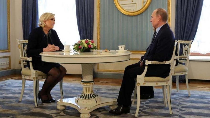 Le Pen visita a Putin entre nuevas acusaciones a Rusia de injerencia electoral