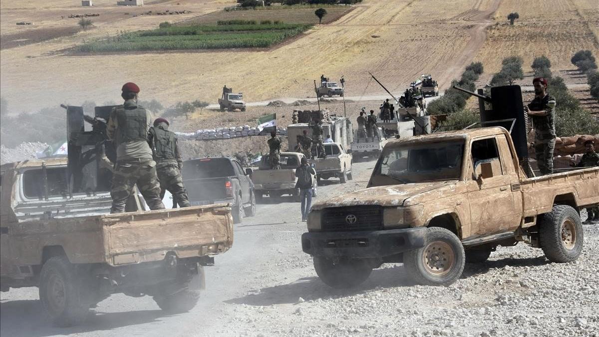 Tropas turcas se dirigen hacia la ciudad siria de Tal Abyad.
