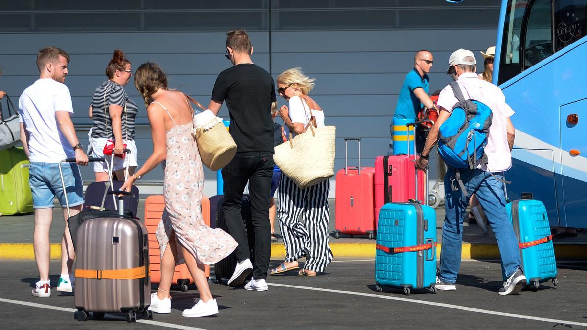 Frente común en Canarias contra el cobro a las guaguas en los aeropuertos Frente común en Canarias contra el cobro a las guaguas en los aeropuertos