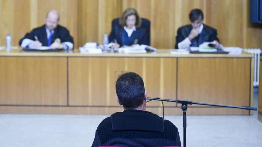 Un testigo declara en un juicio.