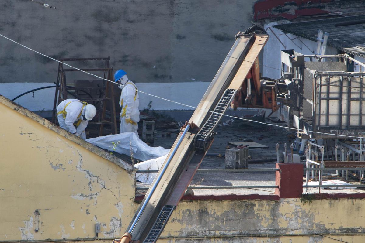 Trabajos de derribo en una casa de Cantereria.