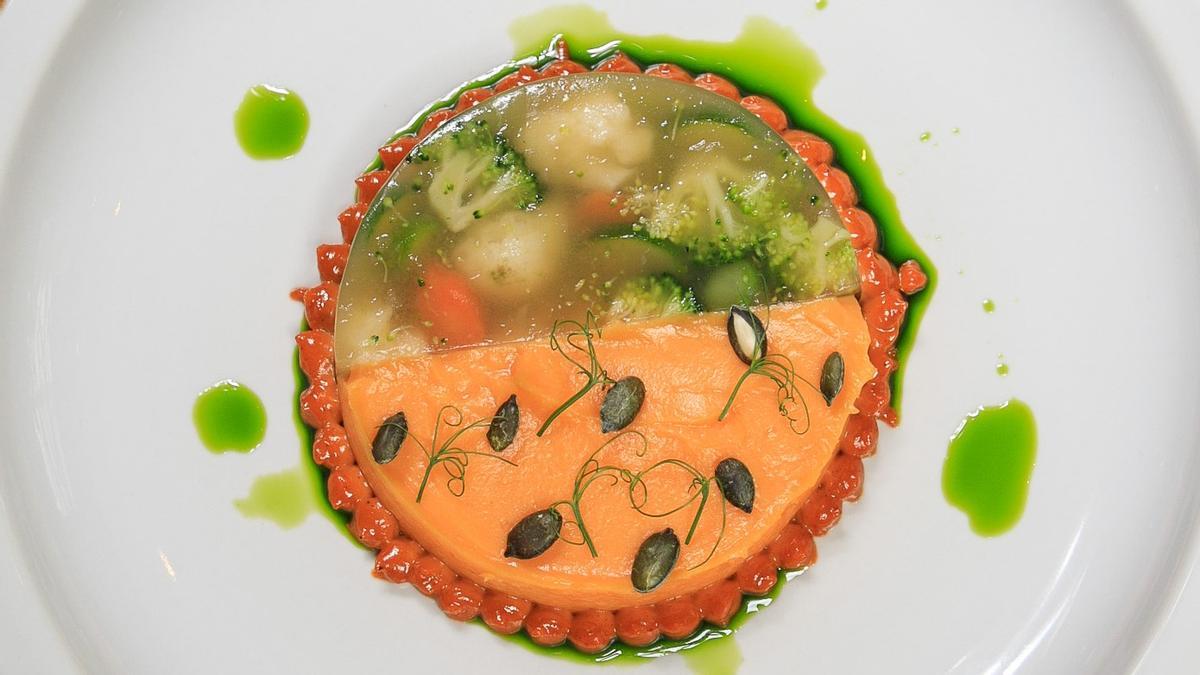 El áspic de consomé de tomate aromatizado con hierbas frescas, puré cremoso de calabaza asada y citronela, uno de los platos del restaurante Tendiez para Veganuary.