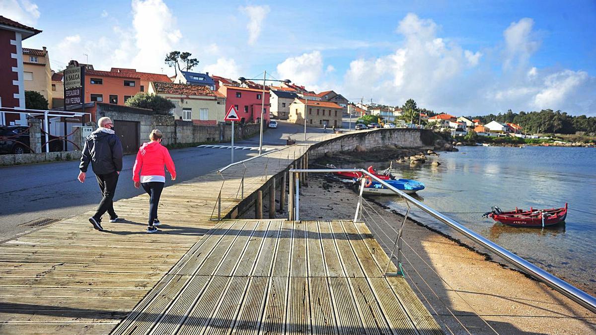 Paseo de madera de O Naval, que será reparado en este ejercicio. |  // IÑAKI ABELLA