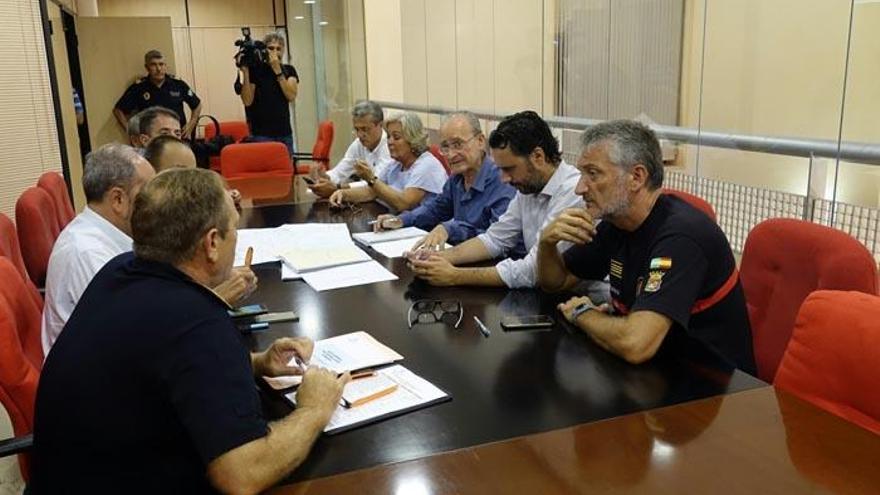 Francisco de la Torre, Teresa Porras, Raúl Jiménez, Carlos Conde, Julio Andrade, Mario Cortés y responsables de la Policía Local, Bomberos y Protección Civil han participado en la reunión.