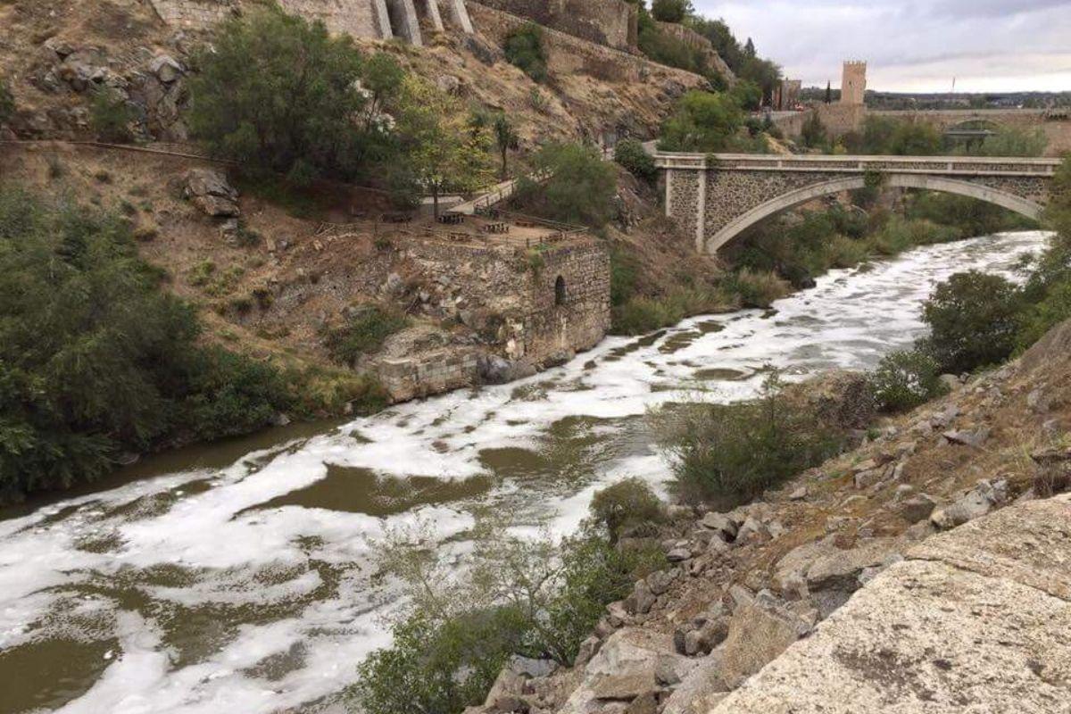 Los días 1 y 14 de enero se han podido ver una capa de espuma en el río Tajo a su paso por Toledo