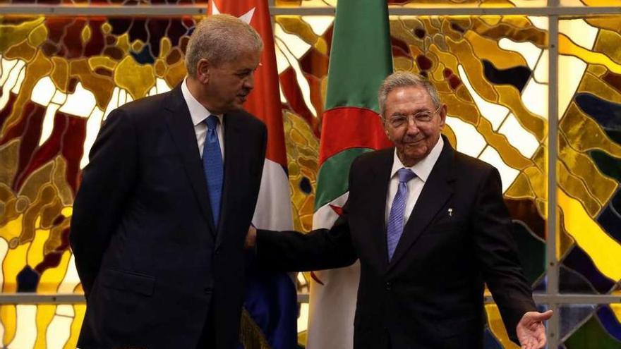 El presidente cubano, Raúl Castro, a la derecha, con el primer ministro argelino, Abdelmalek Sellal, ayer en La Habana. // Alejandro Ernesto/Efe