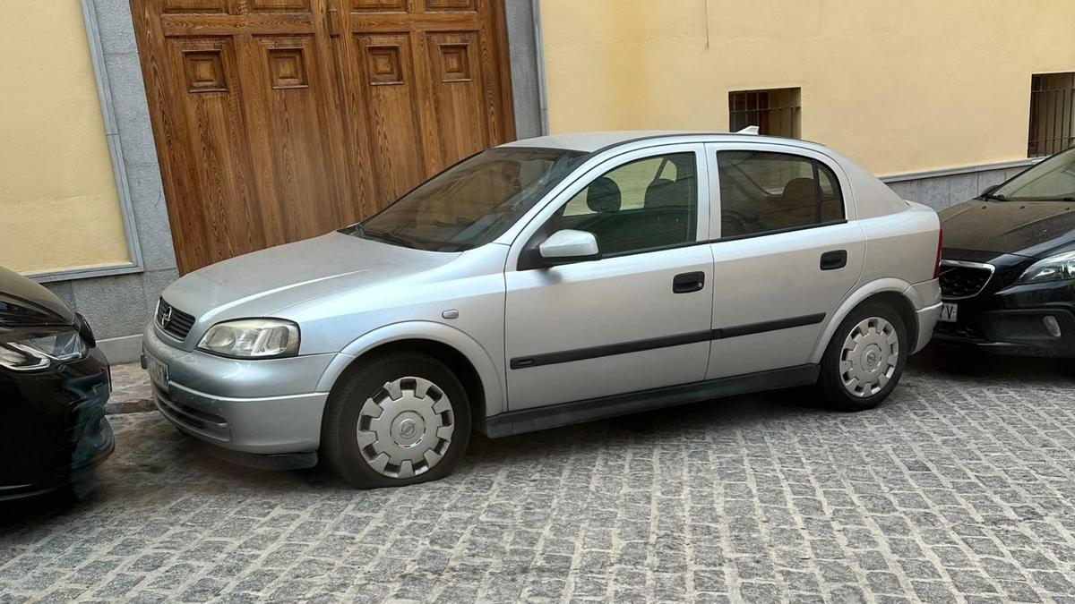 Un vehículo afectado con una rueda pinchada.