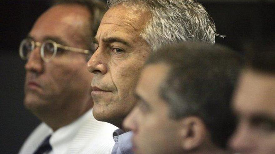Arrestados dos guardias que vigilaban la celda donde se suicidó Epstein