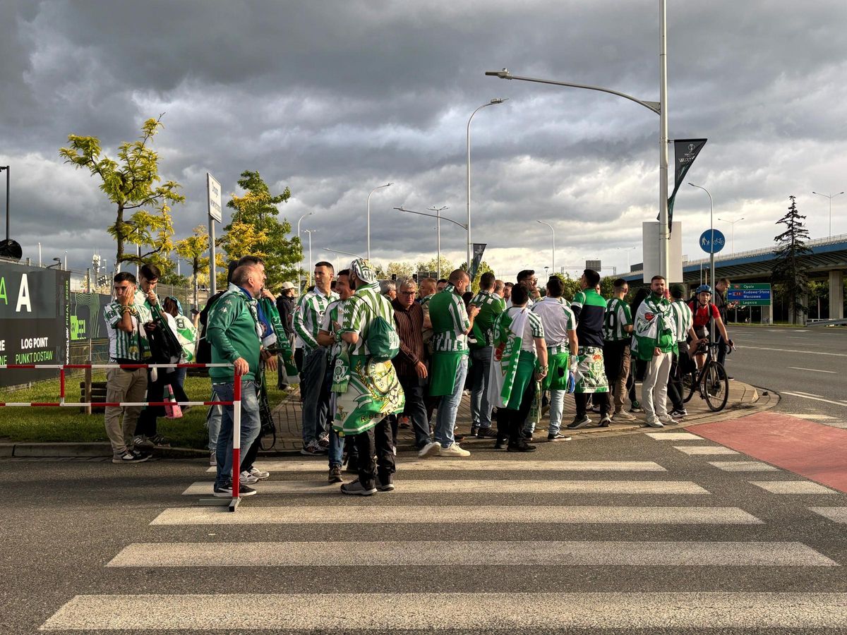Llega Sokratis al estadio para apoyar al Real Betis