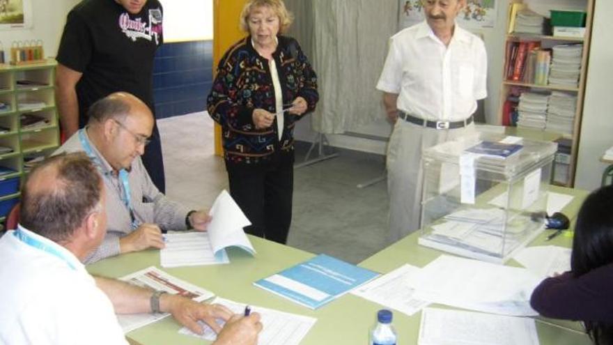 Una mujer se dispone a votar en una mesa electoral de Morales del Vino, en pasados comicios.