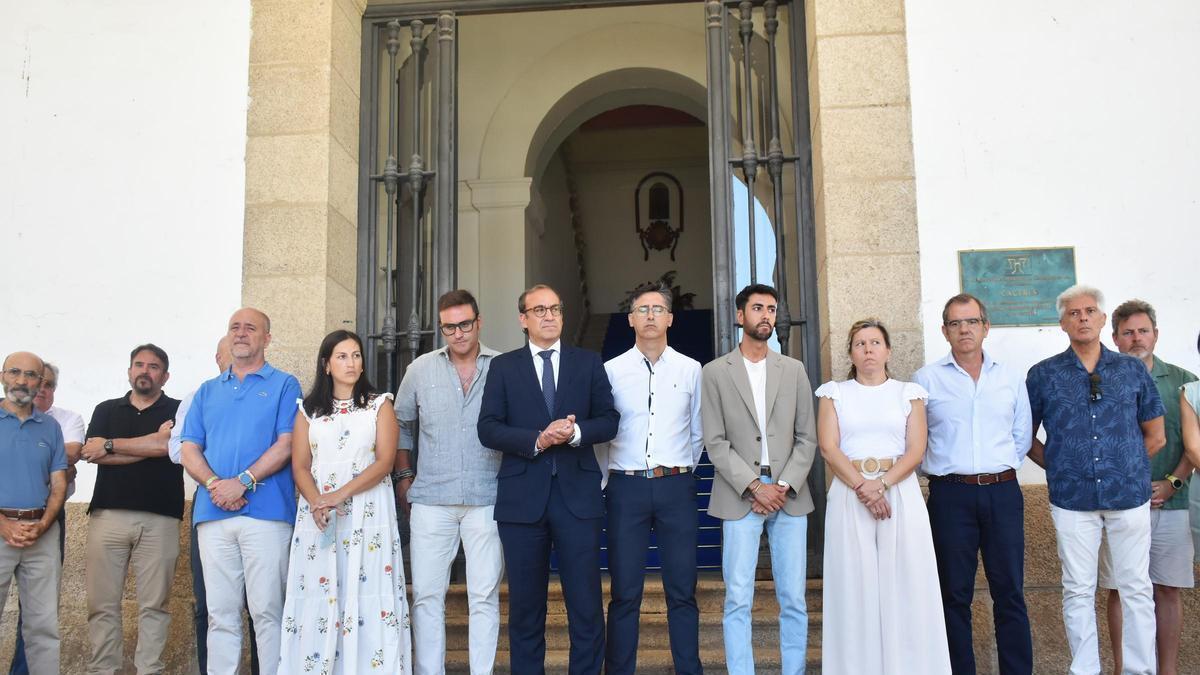 Vídeo | El Ayuntamiento de Cáceres guarda un minuto de silencio por Venezuela