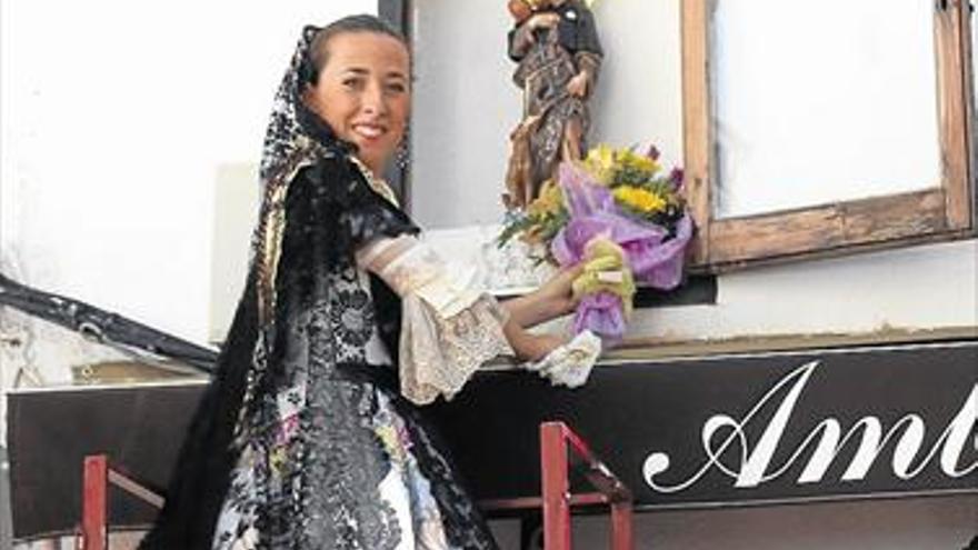 Peñíscola vive la jornada del patrón local con la típica ofrenda en el casco antiguo