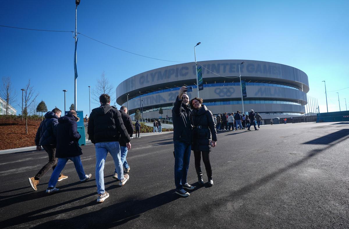 Una pareja se fotografía delante del palacio de hielo de Milán.