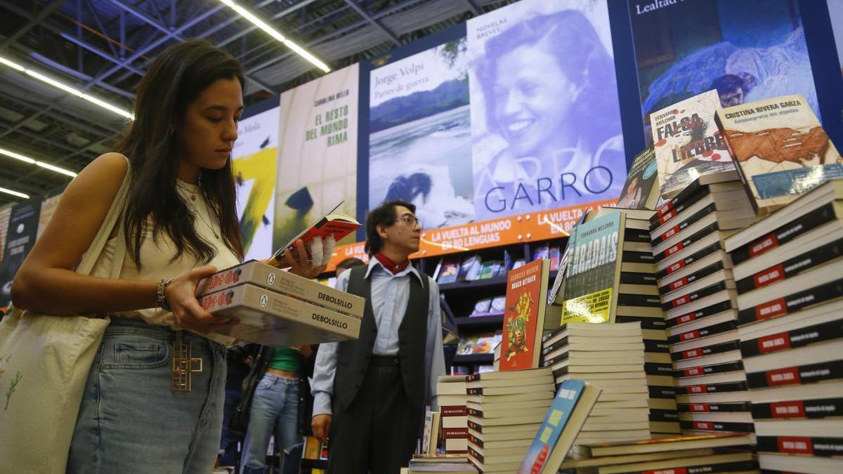 Asistentes acuden a la edición 36 de la Feria Internacional del Libro (FIL) de Guadalajara.