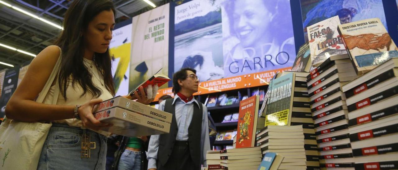 Asistentes acuden a la edición 36 de la Feria Internacional del Libro (FIL) de Guadalajara.