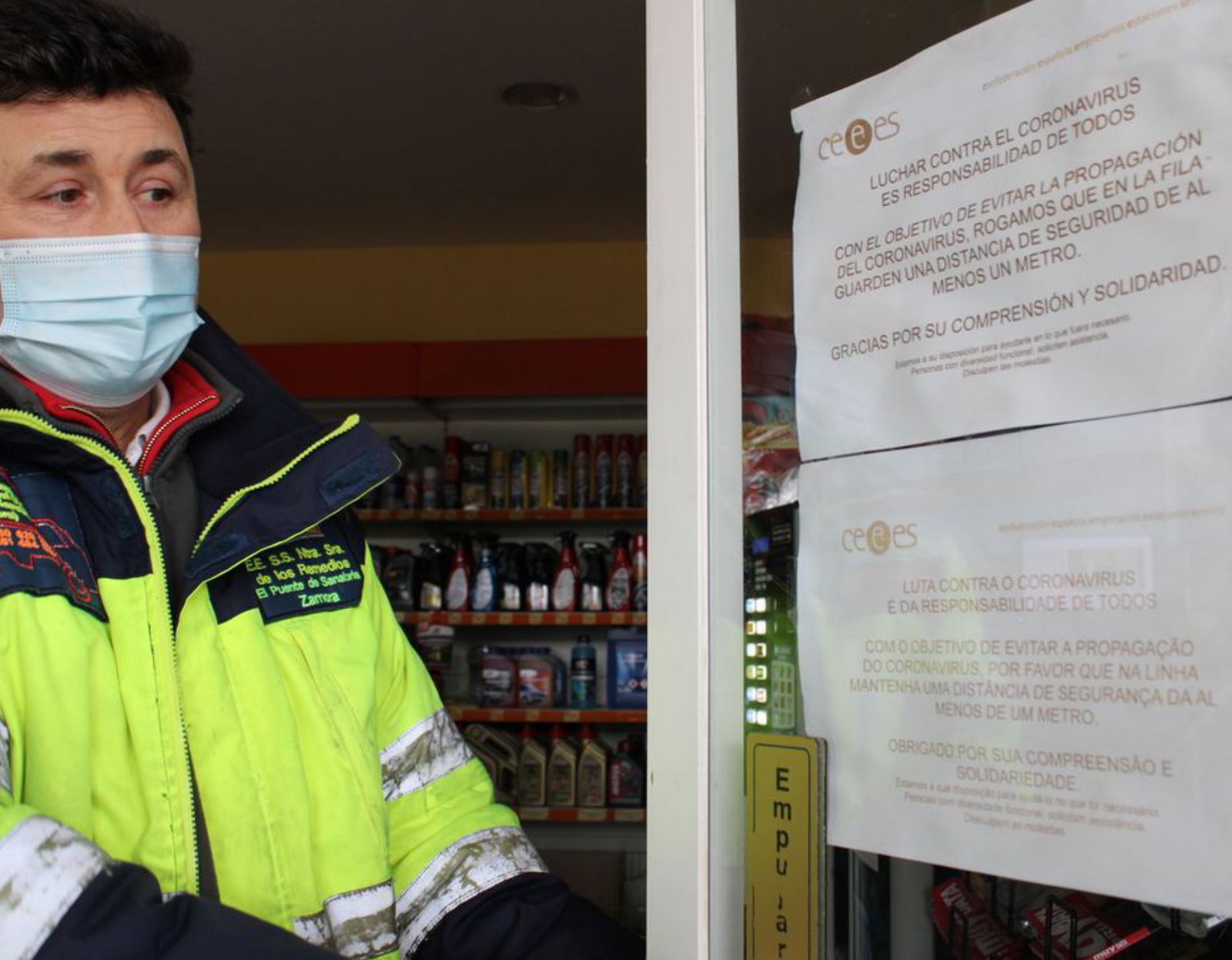 José Manuel del Estal junto al cartel en dos idiomas. | Araceli Saavedra