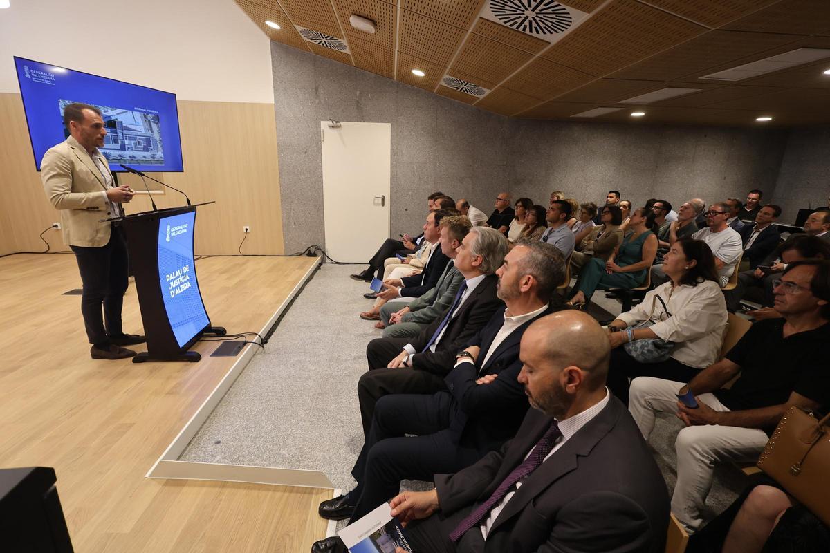 El subdirector de infraestructuras explica a las autoridades el proyecto.