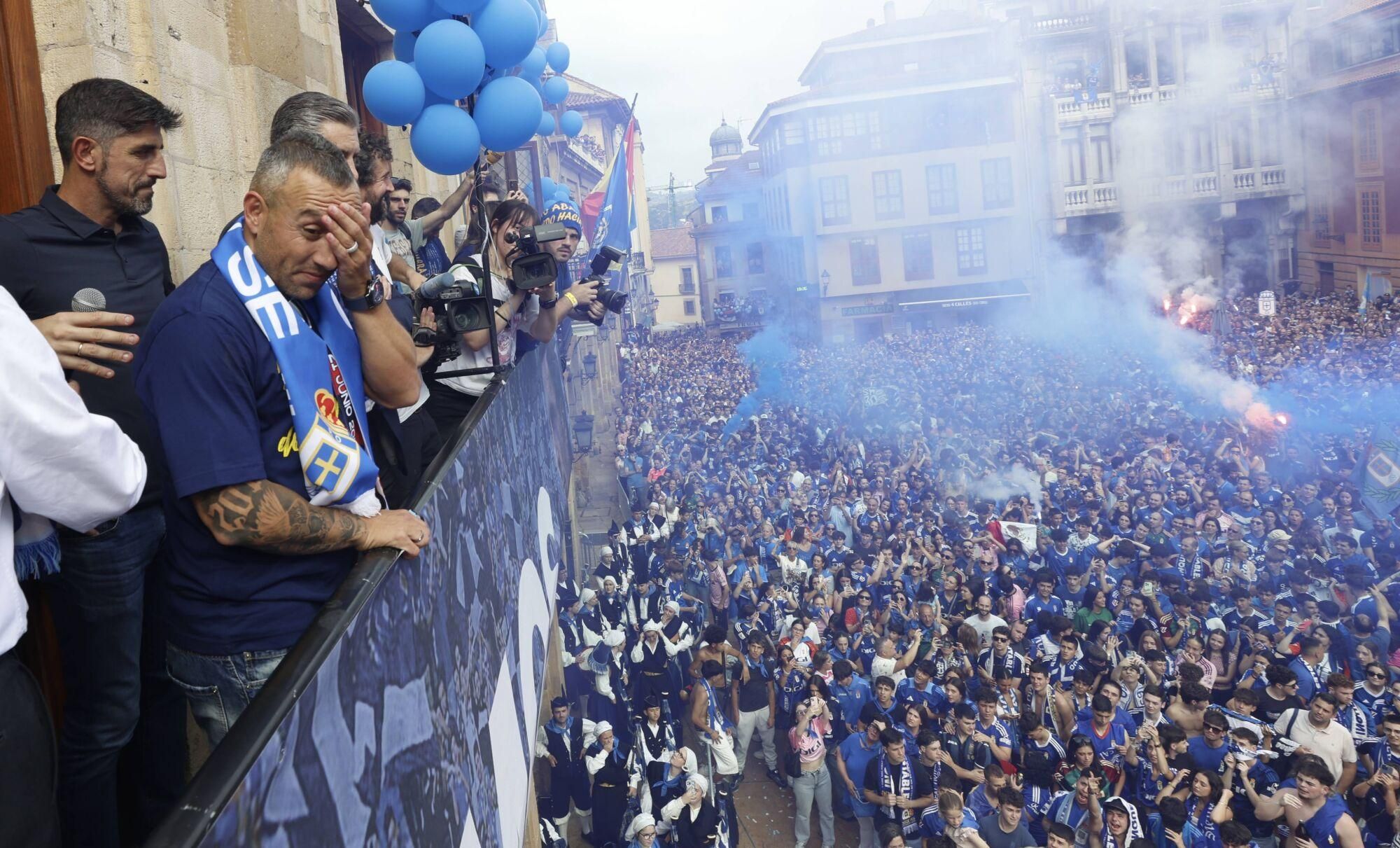 Locura azul en las calles de Oviedo para celebrar el ascenso del equipo a Primera División