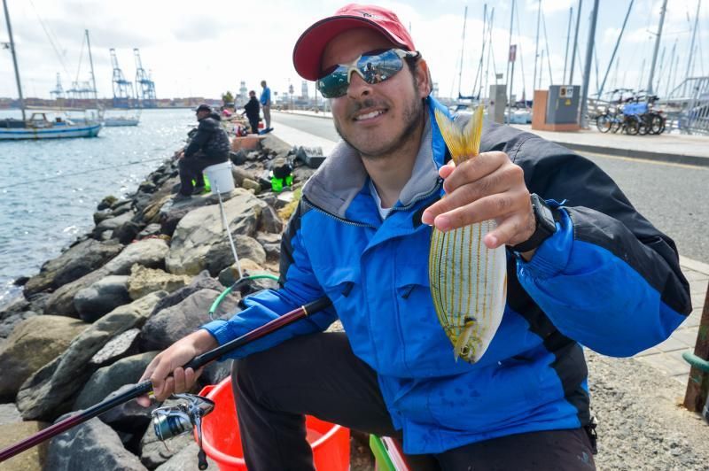 Pescadores de caña en el Muelle Deportivo