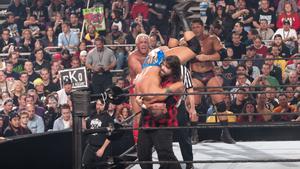 Dos luchadores pelean en un evento de la WWE.