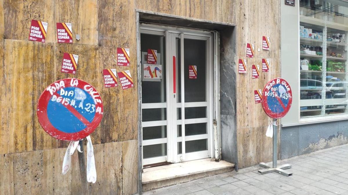 La fachada de la sede del PSOE repleta de carteles.