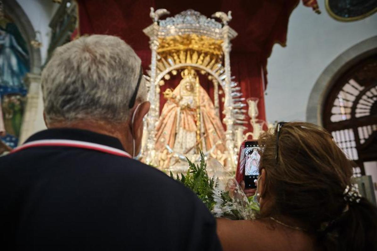 Ambiente de la Villa de Candelaria Guanches, gente caminando, peregrinos, ambiente de la calle de La Arena, gente con mascarillas, la Virgen dentro de la Basílica.  | 14/08/2020 | Fotógrafo: Andrés Gutiérrez Taberne
