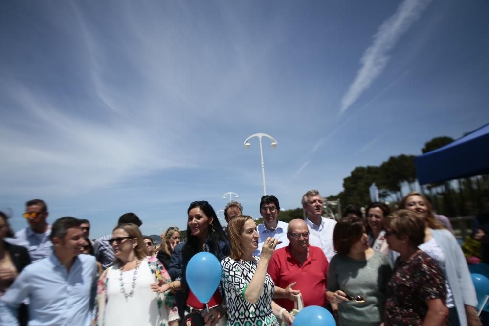 La ''número dos'' de Rajoy ha participado esta mañana en un paseo por Samil junto a los candidatos populares por Pontevedra, Alfonso Rueda y Elena Muñoz