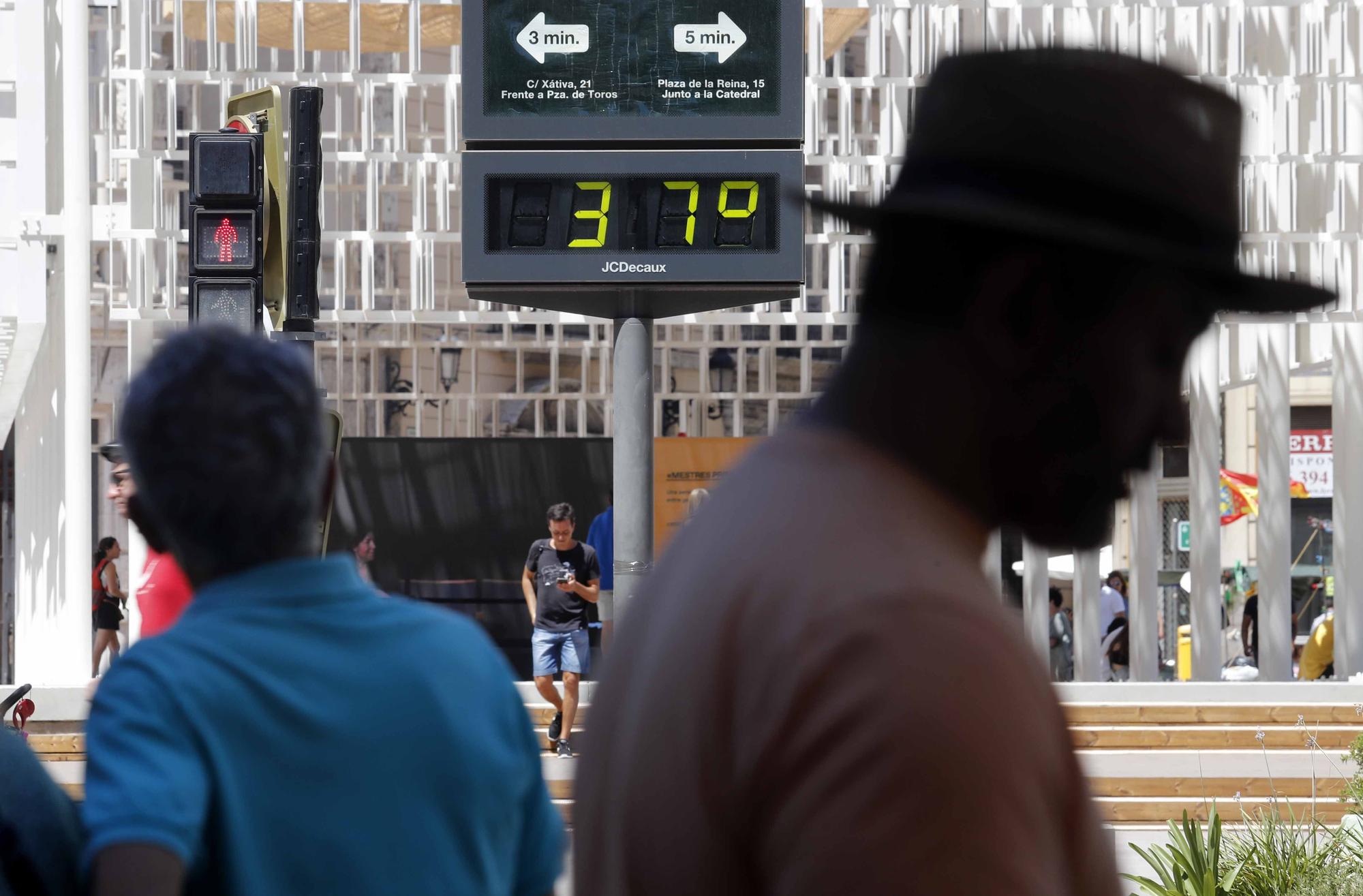 Ambiente festivo en el centro de València por Sant Joan