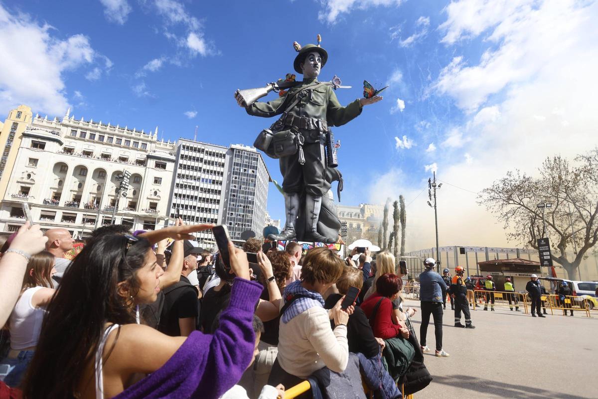 La falla "Hope" presidió la Plaza del Ayuntamiento en las pasadas fiestas