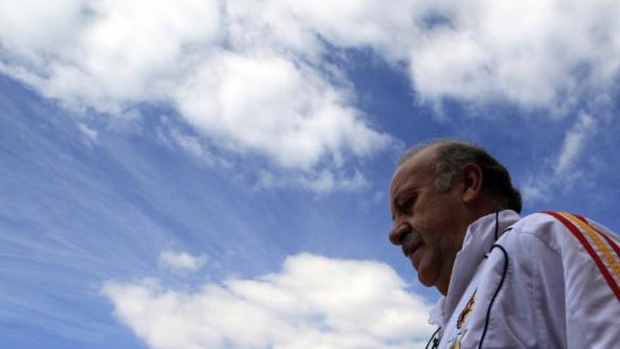 Vicente del Bosque 
se dirige hacia el campo 
de entrenamiento,
ayer, en Potchefstroom.
efe/marcelo del pozo