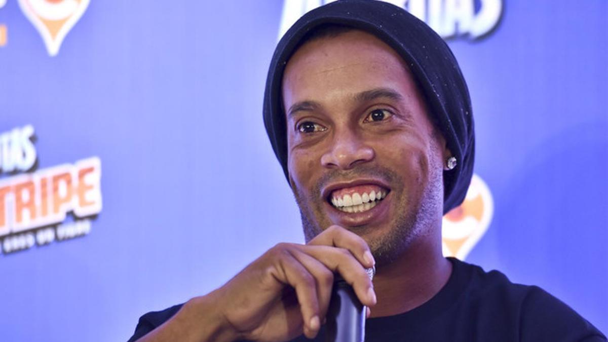 Ronaldinho durante una conferencia en México