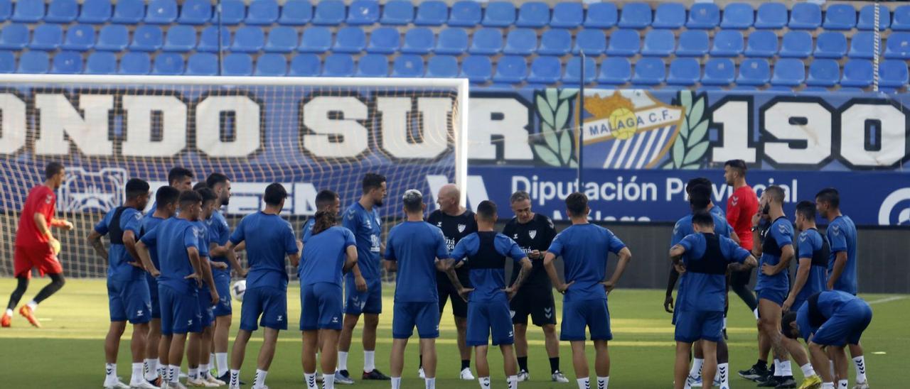 Pepe Mel, junto a sus jugadores, sobre el césped de La Rosaleda.