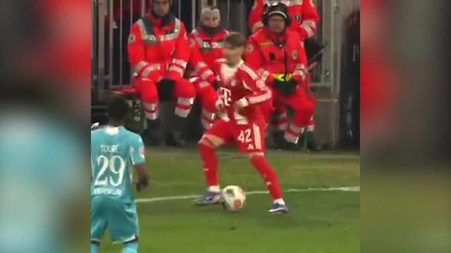 El 'tierra trágame' versión futbolista en su máximo esplendor: el ridículo de Lennart Karl haciendo una bicicleta