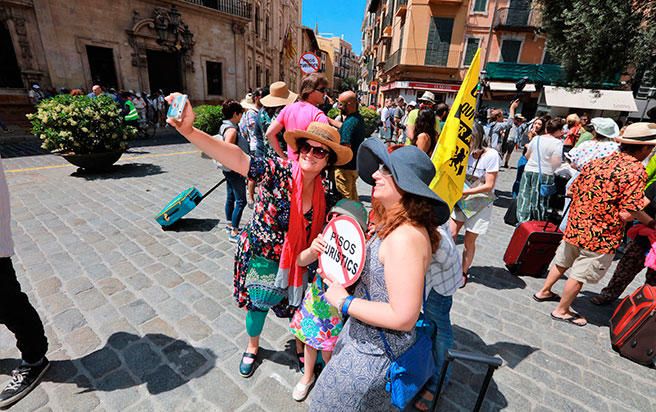 Más de 200 'guiris' protestan contra el turismo masivo