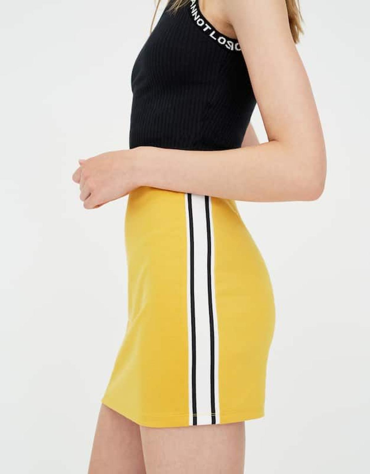 Minifalda con banda lateral de Pull and Bear (Precio: 3,99 euros)
