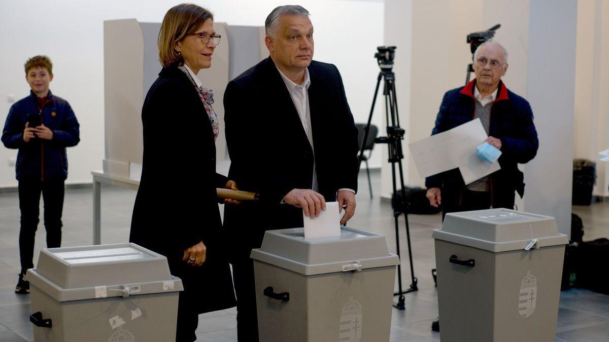 Viktor Orban deposita su voto en una urna electoral.