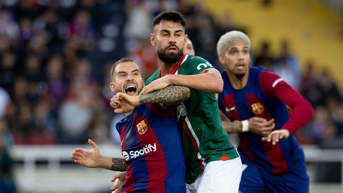 Iñigo Martínez pelea un balón en el Barça - Alavés