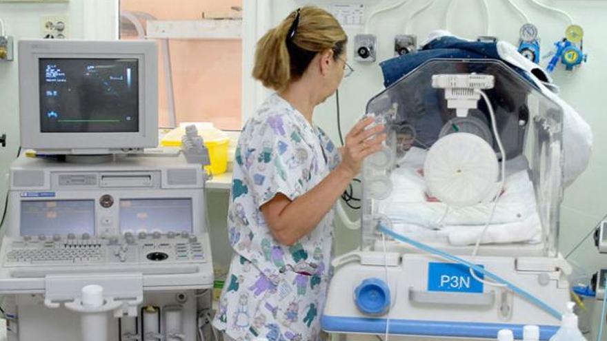 Imagen de archivo de una de las incubadoras de la Unidad de Neonatos del Hospital Materno Infantil. | yaiza socorro